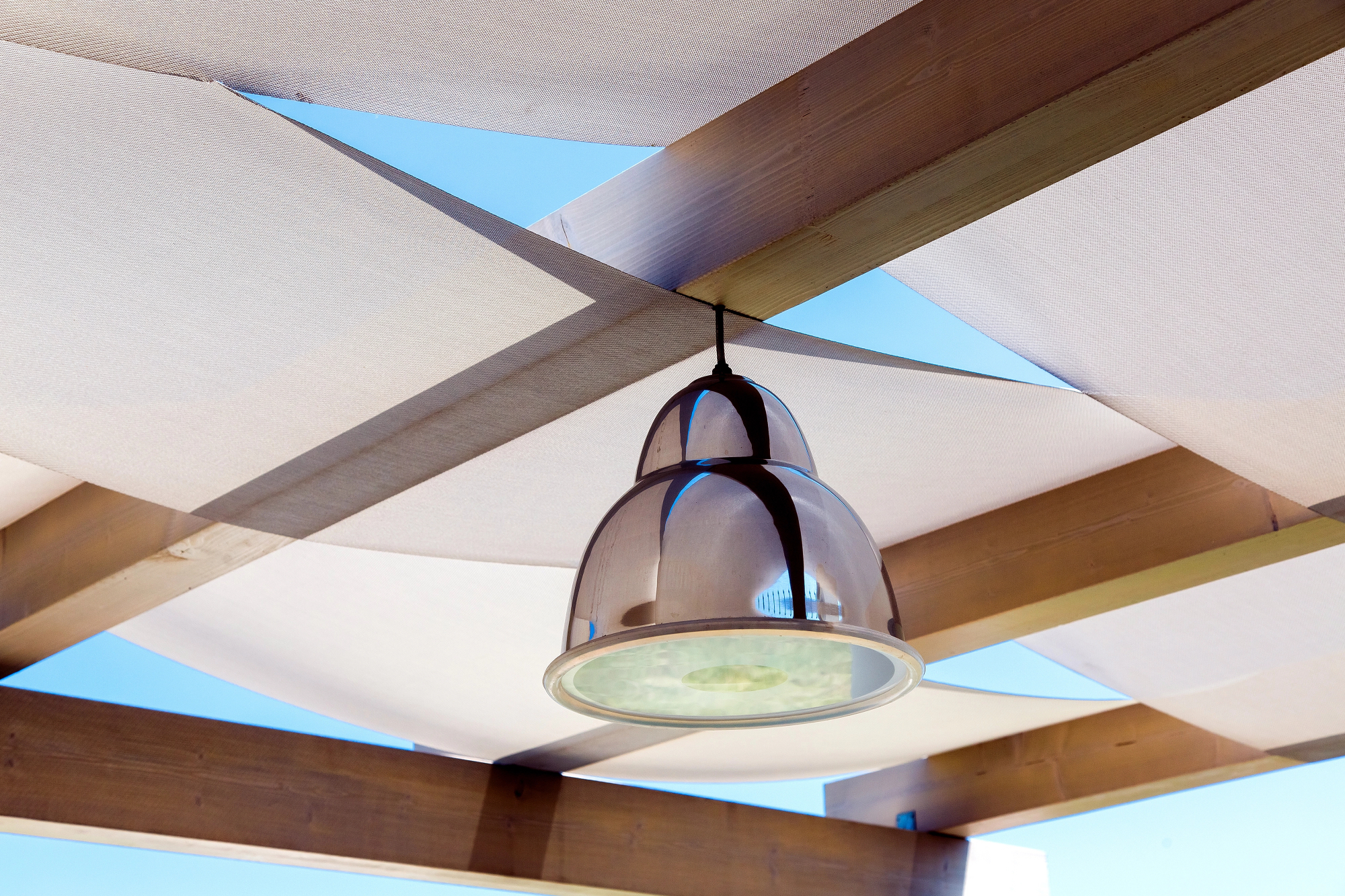 Le tende da sole trasformano terrazzi e balconi in nuovi spazi abitabili nelle nostre case